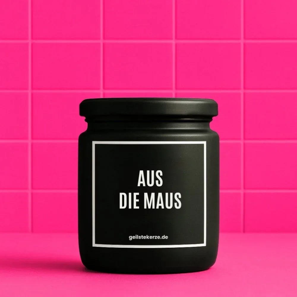 Duftkerze mit Spruch von geilstekerze ist der neue Geschenketrend. Diese witzige Kerze Vegane Bio-Kerze mit Spruch – AUS DIE MAUS brennt mega lange sagenhafte 80 Stunde, hochwertige ätherische Öle schaffen beste Duftverteilung. Mit 1400 lustigen Sprüchen perfekt zum Verschenken. Handgemacht in Deutschland von geilstekerze.shop -Die beste Duftkerze die du kaufen kannst.