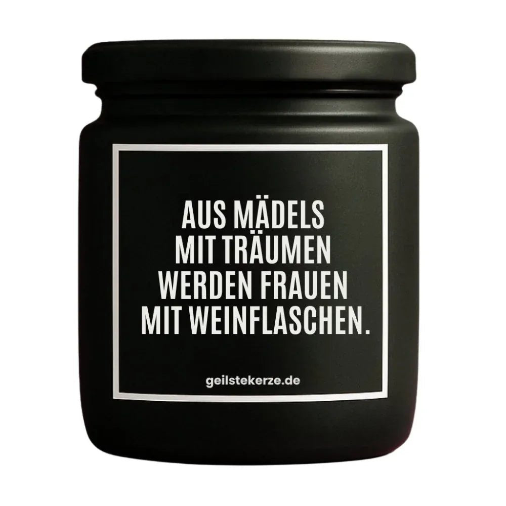 Duftkerze mit Spruch von geilstekerze ist der neue Geschenketrend. Diese witzige Kerze Vegane Bio-Kerze mit Spruch – AUS MÄDELS MIT TRÄUMEN, WERDEN FRAUEN MIT WEINFLASCHEN. brennt mega lange sagenhafte 80 Stunde, hochwertige ätherische Öle schaffen beste Duftverteilung. Mit 1400 lustigen Sprüchen perfekt zum Verschenken. Handgemacht in Deutschland von geilstekerze.shop -Die beste Duftkerze die du kaufen kannst.