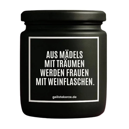 Duftkerze mit Spruch von geilstekerze ist der neue Geschenketrend. Diese witzige Kerze Vegane Bio-Kerze mit Spruch – AUS MÄDELS MIT TRÄUMEN, WERDEN FRAUEN MIT WEINFLASCHEN. brennt mega lange sagenhafte 80 Stunde, hochwertige ätherische Öle schaffen beste Duftverteilung. Mit 1400 lustigen Sprüchen perfekt zum Verschenken. Handgemacht in Deutschland von geilstekerze.shop -Die beste Duftkerze die du kaufen kannst.