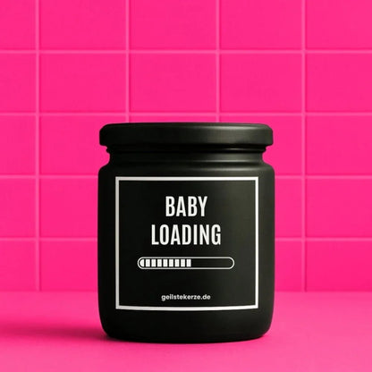 Duftkerze mit Spruch von geilstekerze ist der neue Geschenketrend. Diese witzige Kerze Vegane Bio-Kerze mit Spruch – BABY LOADING brennt mega lange sagenhafte 80 Stunde, hochwertige ätherische Öle schaffen beste Duftverteilung. Mit 1400 lustigen Sprüchen perfekt zum Verschenken. Handgemacht in Deutschland von geilstekerze.shop -Die beste Duftkerze die du kaufen kannst.