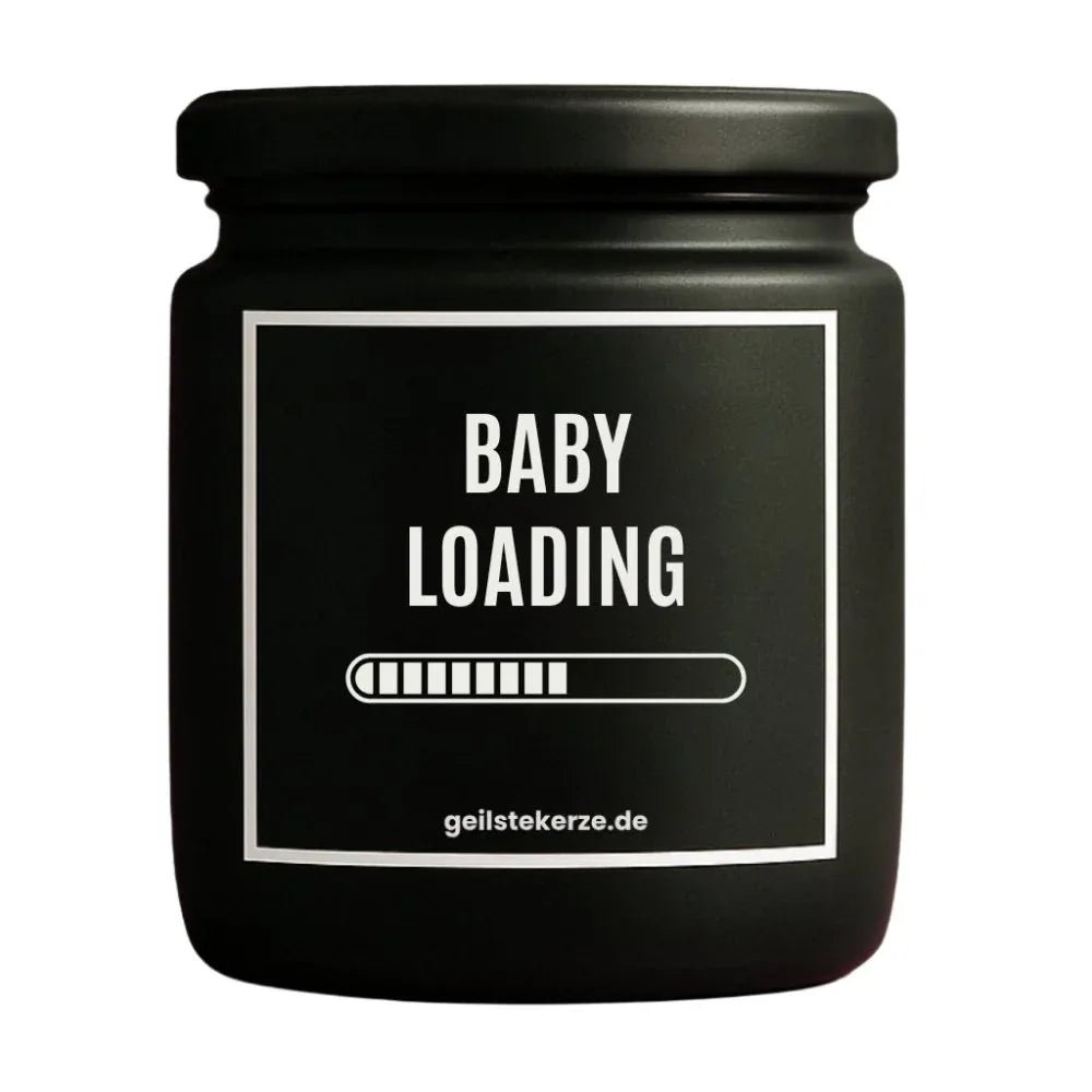Duftkerze mit Spruch von geilstekerze ist der neue Geschenketrend. Diese witzige Kerze Vegane Bio-Kerze mit Spruch – BABY LOADING brennt mega lange sagenhafte 80 Stunde, hochwertige ätherische Öle schaffen beste Duftverteilung. Mit 1400 lustigen Sprüchen perfekt zum Verschenken. Handgemacht in Deutschland von geilstekerze.shop -Die beste Duftkerze die du kaufen kannst.