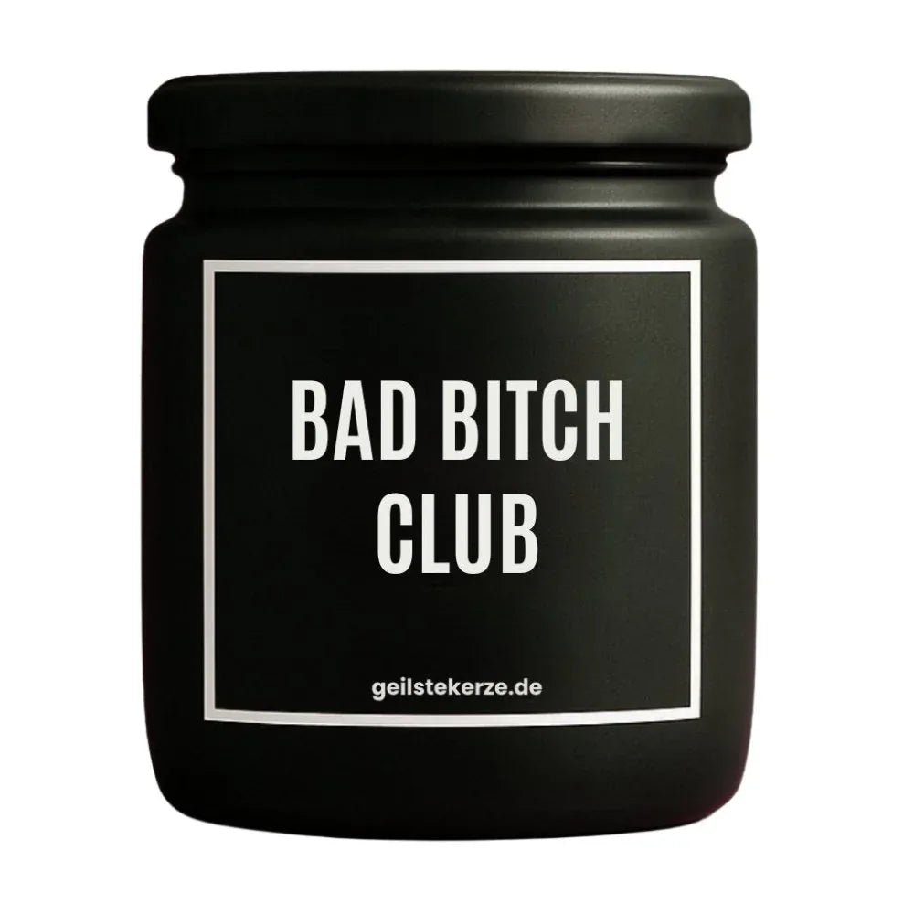 Duftkerze mit Spruch von geilstekerze ist der neue Geschenketrend. Diese witzige Kerze Vegane Bio-Kerze mit Spruch – BAD BITCH CLUB brennt mega lange sagenhafte 80 Stunde, hochwertige ätherische Öle schaffen beste Duftverteilung. Mit 1400 lustigen Sprüchen perfekt zum Verschenken. Handgemacht in Deutschland von geilstekerze.shop -Die beste Duftkerze die du kaufen kannst.