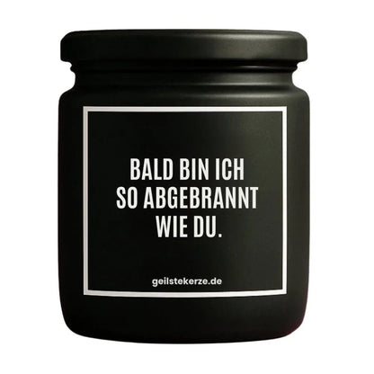 Duftkerze mit Spruch von geilstekerze ist der neue Geschenketrend. Diese witzige Kerze Vegane Bio-Kerze mit Spruch – BALD BIN ICH SO ABGEBRANNT WIE DU brennt mega lange sagenhafte 80 Stunde, hochwertige ätherische Öle schaffen beste Duftverteilung. Mit 1400 lustigen Sprüchen perfekt zum Verschenken. Handgemacht in Deutschland von geilstekerze.shop -Die beste Duftkerze die du kaufen kannst.