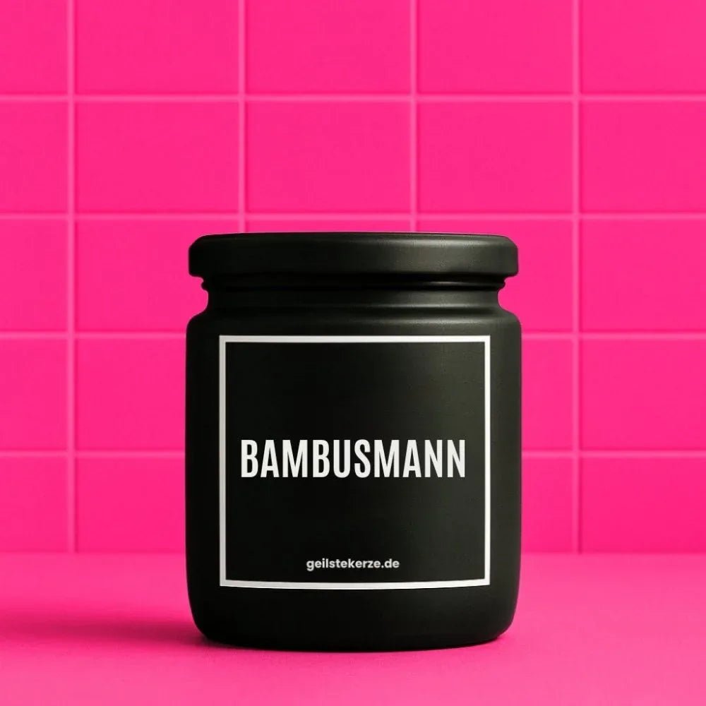 Duftkerze mit Spruch von geilstekerze ist der neue Geschenketrend. Diese witzige Kerze Vegane Bio-Kerze mit Spruch – BAMBUSMANN brennt mega lange sagenhafte 80 Stunde, hochwertige ätherische Öle schaffen beste Duftverteilung. Mit 1400 lustigen Sprüchen perfekt zum Verschenken. Handgemacht in Deutschland von geilstekerze.shop -Die beste Duftkerze die du kaufen kannst.