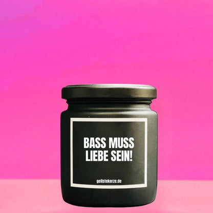 Duftkerze mit Spruch von geilstekerze ist der neue Geschenketrend. Diese witzige Kerze Vegane Bio-Kerze mit Spruch – BASS MUSS LIEBE SEIN brennt mega lange sagenhafte 80 Stunde, hochwertige ätherische Öle schaffen beste Duftverteilung. Mit 1400 lustigen Sprüchen perfekt zum Verschenken. Handgemacht in Deutschland von geilstekerze.shop -Die beste Duftkerze die du kaufen kannst.