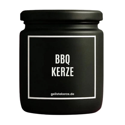 Duftkerze mit Spruch von geilstekerze ist der neue Geschenketrend. Diese witzige Kerze Vegane Bio-Kerze mit Spruch – BBQ KERZE brennt mega lange sagenhafte 80 Stunde, hochwertige ätherische Öle schaffen beste Duftverteilung. Mit 1400 lustigen Sprüchen perfekt zum Verschenken. Handgemacht in Deutschland von geilstekerze.shop -Die beste Duftkerze die du kaufen kannst.