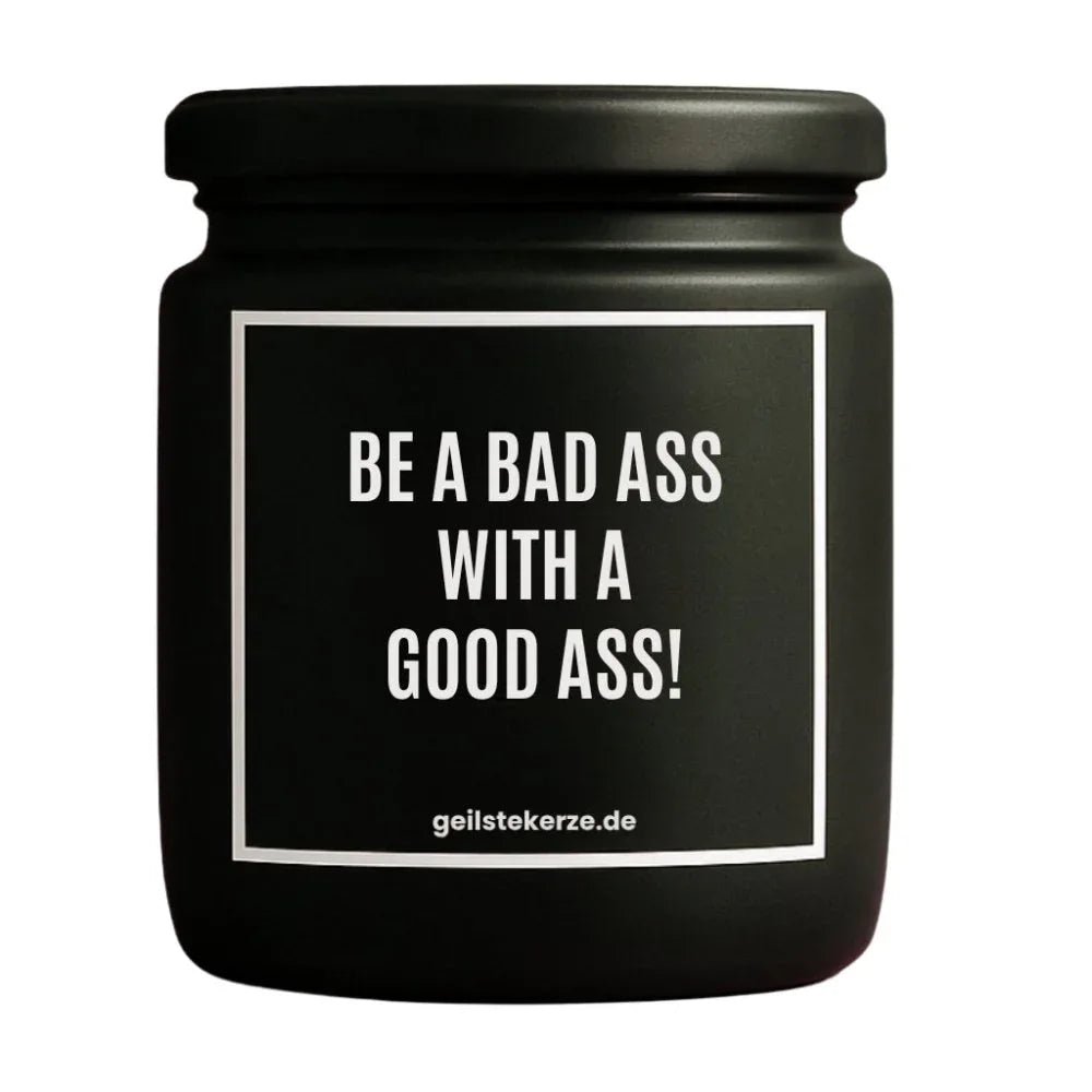 Duftkerze mit Spruch von geilstekerze ist der neue Geschenketrend. Diese witzige Kerze Vegane Bio-Kerze mit Spruch – BE A BAD ASS WITH A GOOD ASS! brennt mega lange sagenhafte 80 Stunde, hochwertige ätherische Öle schaffen beste Duftverteilung. Mit 1400 lustigen Sprüchen perfekt zum Verschenken. Handgemacht in Deutschland von geilstekerze.shop -Die beste Duftkerze die du kaufen kannst.