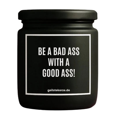Duftkerze mit Spruch von geilstekerze ist der neue Geschenketrend. Diese witzige Kerze Vegane Bio-Kerze mit Spruch – BE A BAD ASS WITH A GOOD ASS! brennt mega lange sagenhafte 80 Stunde, hochwertige ätherische Öle schaffen beste Duftverteilung. Mit 1400 lustigen Sprüchen perfekt zum Verschenken. Handgemacht in Deutschland von geilstekerze.shop -Die beste Duftkerze die du kaufen kannst.