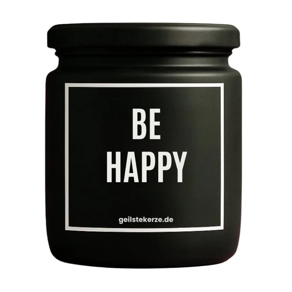 Duftkerze mit Spruch von geilstekerze ist der neue Geschenketrend. Diese witzige Kerze Vegane Bio-Kerze mit Spruch – BE HAPPY brennt mega lange sagenhafte 80 Stunde, hochwertige ätherische Öle schaffen beste Duftverteilung. Mit 1400 lustigen Sprüchen perfekt zum Verschenken. Handgemacht in Deutschland von geilstekerze.shop -Die beste Duftkerze die du kaufen kannst.