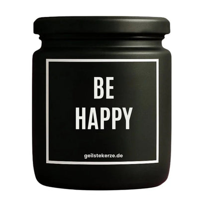 Duftkerze mit Spruch von geilstekerze ist der neue Geschenketrend. Diese witzige Kerze Vegane Bio-Kerze mit Spruch – BE HAPPY brennt mega lange sagenhafte 80 Stunde, hochwertige ätherische Öle schaffen beste Duftverteilung. Mit 1400 lustigen Sprüchen perfekt zum Verschenken. Handgemacht in Deutschland von geilstekerze.shop -Die beste Duftkerze die du kaufen kannst.