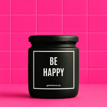 Duftkerze mit Spruch von geilstekerze ist der neue Geschenketrend. Diese witzige Kerze Vegane Bio-Kerze mit Spruch – BE HAPPY brennt mega lange sagenhafte 80 Stunde, hochwertige ätherische Öle schaffen beste Duftverteilung. Mit 1400 lustigen Sprüchen perfekt zum Verschenken. Handgemacht in Deutschland von geilstekerze.shop -Die beste Duftkerze die du kaufen kannst.