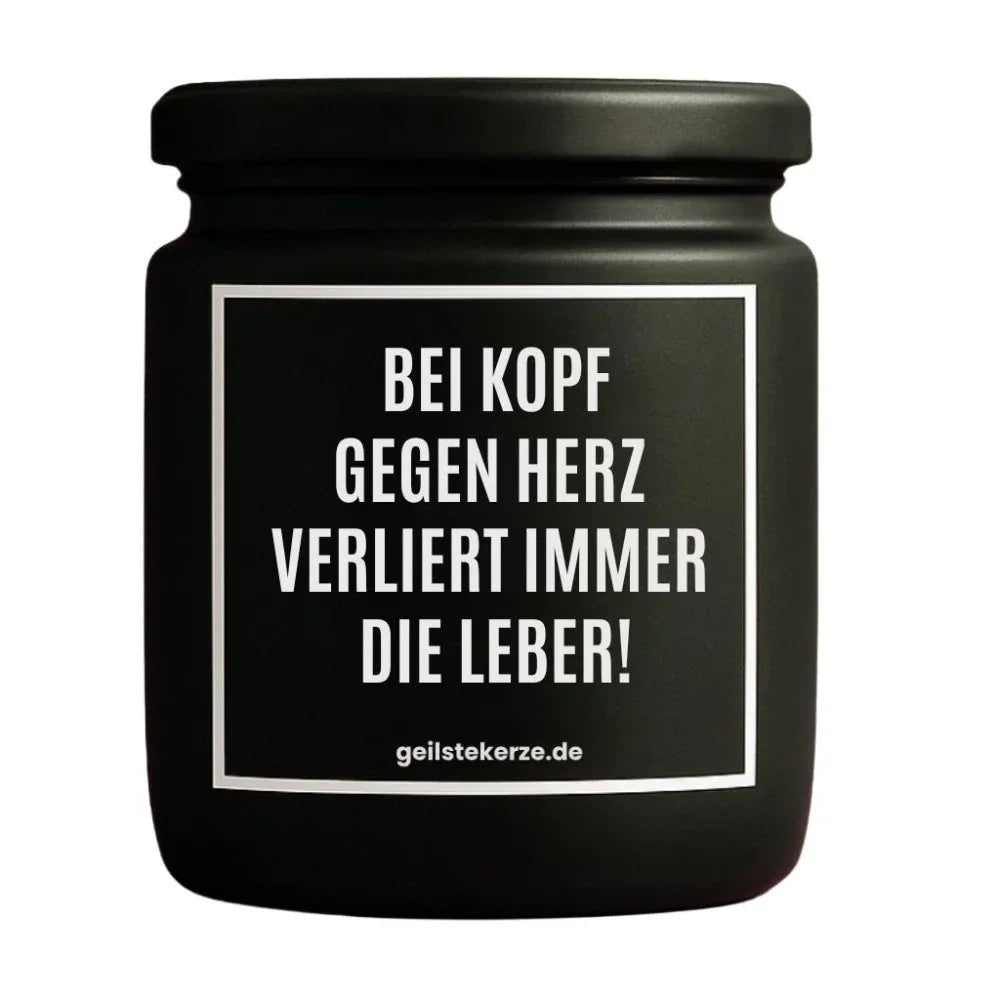 Duftkerze mit Spruch von geilstekerze ist der neue Geschenketrend. Diese witzige Kerze Vegane Bio-Kerze mit Spruch – BEI KOPF GEGEN HERZ VERLIERT IMMER DIE LEBER! brennt mega lange sagenhafte 80 Stunde, hochwertige ätherische Öle schaffen beste Duftverteilung. Mit 1400 lustigen Sprüchen perfekt zum Verschenken. Handgemacht in Deutschland von geilstekerze.shop -Die beste Duftkerze die du kaufen kannst.