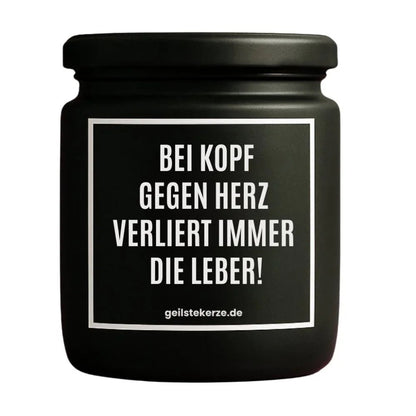Duftkerze mit Spruch von geilstekerze ist der neue Geschenketrend. Diese witzige Kerze Vegane Bio-Kerze mit Spruch – BEI KOPF GEGEN HERZ VERLIERT IMMER DIE LEBER! brennt mega lange sagenhafte 80 Stunde, hochwertige ätherische Öle schaffen beste Duftverteilung. Mit 1400 lustigen Sprüchen perfekt zum Verschenken. Handgemacht in Deutschland von geilstekerze.shop -Die beste Duftkerze die du kaufen kannst.