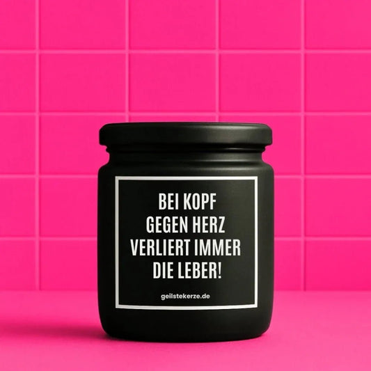 Vegane Bio-Kerze mit Spruch – BEI KOPF GEGEN HERZ VERLIERT IMMER DIE LEBER!