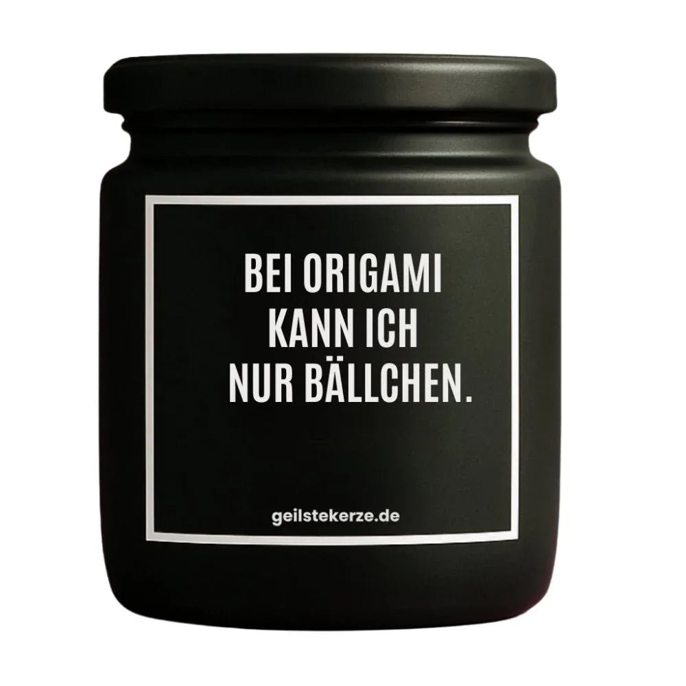 Vegane Bio-Kerze mit Spruch – BEI ORIGAMI KANN ICH NUR BÄLLCHEN.