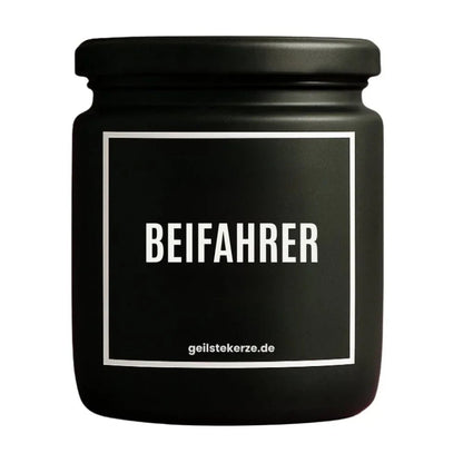Duftkerze mit Spruch von geilstekerze ist der neue Geschenketrend. Diese witzige Kerze Vegane Bio-Kerze mit Spruch – BEIFAHRER brennt mega lange sagenhafte 80 Stunde, hochwertige ätherische Öle schaffen beste Duftverteilung. Mit 1400 lustigen Sprüchen perfekt zum Verschenken. Handgemacht in Deutschland von geilstekerze.shop -Die beste Duftkerze die du kaufen kannst.