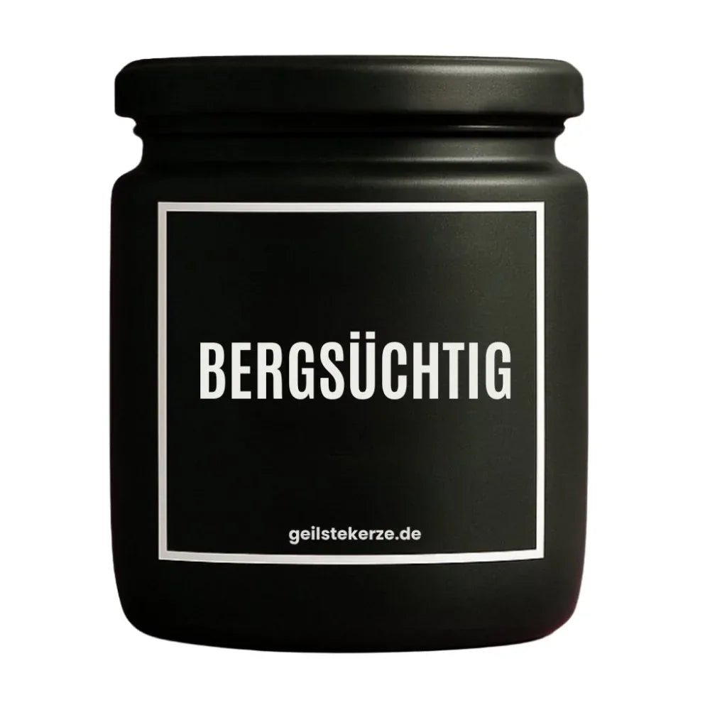 Duftkerze mit Spruch von geilstekerze ist der neue Geschenketrend. Diese witzige Kerze Vegane Bio-Kerze mit Spruch – BERGSÜCHTIG brennt mega lange sagenhafte 80 Stunde, hochwertige ätherische Öle schaffen beste Duftverteilung. Mit 1400 lustigen Sprüchen perfekt zum Verschenken. Handgemacht in Deutschland von geilstekerze.shop -Die beste Duftkerze die du kaufen kannst.