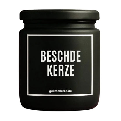 Duftkerze mit Spruch von geilstekerze ist der neue Geschenketrend. Diese witzige Kerze Vegane Bio-Kerze mit Spruch – BESCHDE KERZE brennt mega lange sagenhafte 80 Stunde, hochwertige ätherische Öle schaffen beste Duftverteilung. Mit 1400 lustigen Sprüchen perfekt zum Verschenken. Handgemacht in Deutschland von geilstekerze.shop -Die beste Duftkerze die du kaufen kannst.