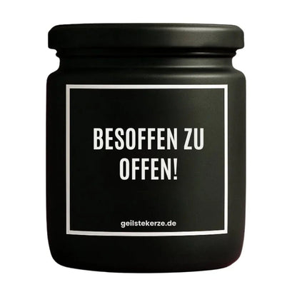 Duftkerze mit Spruch von geilstekerze ist der neue Geschenketrend. Diese witzige Kerze Vegane Bio-Kerze mit Spruch – BESOFFEN ZU OFFEN! brennt mega lange sagenhafte 80 Stunde, hochwertige ätherische Öle schaffen beste Duftverteilung. Mit 1400 lustigen Sprüchen perfekt zum Verschenken. Handgemacht in Deutschland von geilstekerze.shop -Die beste Duftkerze die du kaufen kannst.