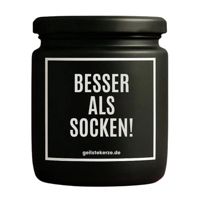 Duftkerze mit Spruch von geilstekerze ist der neue Geschenketrend. Diese witzige Kerze Vegane Bio-Kerze mit Spruch – BESSER ALS SOCKEN! brennt mega lange sagenhafte 80 Stunde, hochwertige ätherische Öle schaffen beste Duftverteilung. Mit 1400 lustigen Sprüchen perfekt zum Verschenken. Handgemacht in Deutschland von geilstekerze.shop -Die beste Duftkerze die du kaufen kannst.