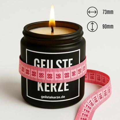 Duftkerze mit Spruch von geilstekerze ist der neue Geschenketrend. Diese witzige Kerze Vegane Bio-Kerze mit Spruch – MONOTONIST brennt mega lange sagenhafte 80 Stunde, hochwertige ätherische Öle schaffen beste Duftverteilung. Mit 1400 lustigen Sprüchen perfekt zum Verschenken. Handgemacht in Deutschland von geilstekerze.shop -Die beste Duftkerze die du kaufen kannst.