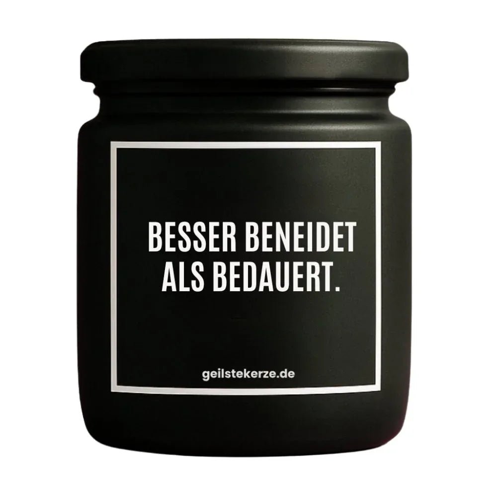 Vegane Bio-Kerze mit Spruch – BESSER BENEIDET ALS BEDAUERT.