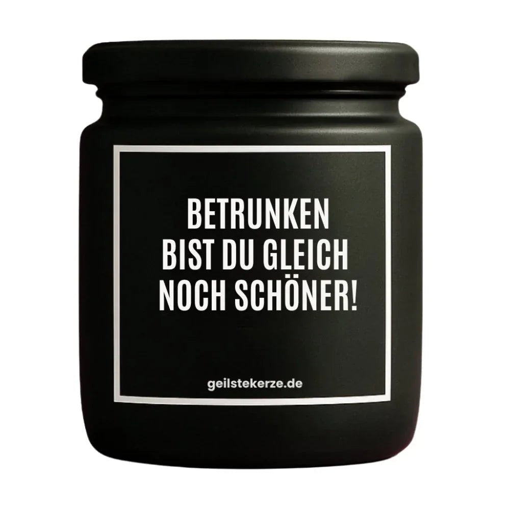 Duftkerze mit Spruch von geilstekerze ist der neue Geschenketrend. Diese witzige Kerze Vegane Bio-Kerze mit Spruch – BETRUNKEN BIST DU GLEICH NOCH SCHÖNER! brennt mega lange sagenhafte 80 Stunde, hochwertige ätherische Öle schaffen beste Duftverteilung. Mit 1400 lustigen Sprüchen perfekt zum Verschenken. Handgemacht in Deutschland von geilstekerze.shop -Die beste Duftkerze die du kaufen kannst.