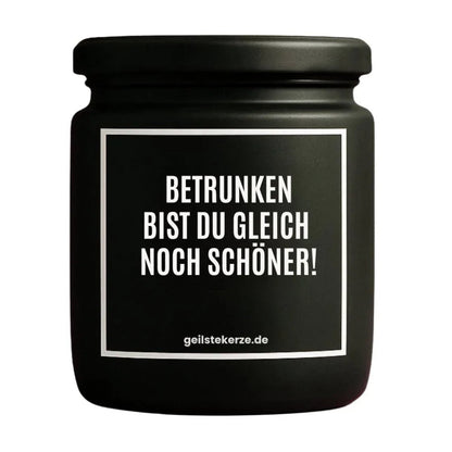 Duftkerze mit Spruch von geilstekerze ist der neue Geschenketrend. Diese witzige Kerze Vegane Bio-Kerze mit Spruch – BETRUNKEN BIST DU GLEICH NOCH SCHÖNER! brennt mega lange sagenhafte 80 Stunde, hochwertige ätherische Öle schaffen beste Duftverteilung. Mit 1400 lustigen Sprüchen perfekt zum Verschenken. Handgemacht in Deutschland von geilstekerze.shop -Die beste Duftkerze die du kaufen kannst.