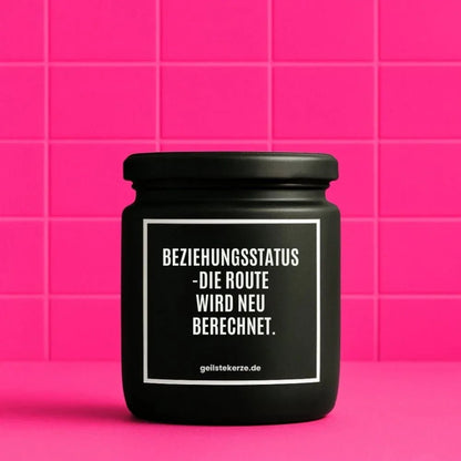Duftkerze mit Spruch von geilstekerze ist der neue Geschenketrend. Diese witzige Kerze Vegane Bio-Kerze mit Spruch – BEZIEHUNGSSTATUS -DIE ROUTE WIRD NEU BERECHNET. brennt mega lange sagenhafte 80 Stunde, hochwertige ätherische Öle schaffen beste Duftverteilung. Mit 1400 lustigen Sprüchen perfekt zum Verschenken. Handgemacht in Deutschland von geilstekerze.shop -Die beste Duftkerze die du kaufen kannst.