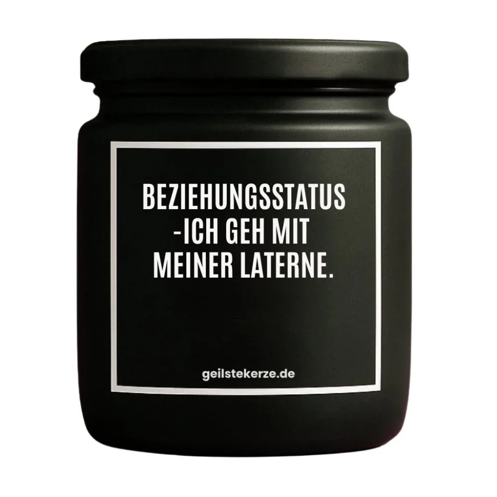 Duftkerze mit Spruch von geilstekerze ist der neue Geschenketrend. Diese witzige Kerze Vegane Bio-Kerze mit Spruch – BEZIEHUNGSSTATUS -ICH GEH MIT MEINER LATERNE. brennt mega lange sagenhafte 80 Stunde, hochwertige ätherische Öle schaffen beste Duftverteilung. Mit 1400 lustigen Sprüchen perfekt zum Verschenken. Handgemacht in Deutschland von geilstekerze.shop -Die beste Duftkerze die du kaufen kannst.