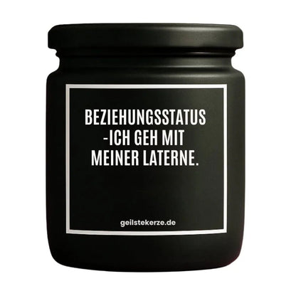 Duftkerze mit Spruch von geilstekerze ist der neue Geschenketrend. Diese witzige Kerze Vegane Bio-Kerze mit Spruch – BEZIEHUNGSSTATUS -ICH GEH MIT MEINER LATERNE. brennt mega lange sagenhafte 80 Stunde, hochwertige ätherische Öle schaffen beste Duftverteilung. Mit 1400 lustigen Sprüchen perfekt zum Verschenken. Handgemacht in Deutschland von geilstekerze.shop -Die beste Duftkerze die du kaufen kannst.