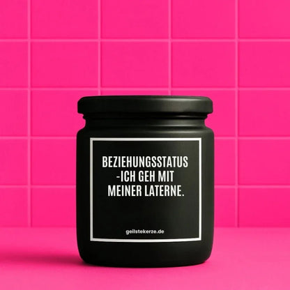 Duftkerze mit Spruch von geilstekerze ist der neue Geschenketrend. Diese witzige Kerze Vegane Bio-Kerze mit Spruch – BEZIEHUNGSSTATUS -ICH GEH MIT MEINER LATERNE. brennt mega lange sagenhafte 80 Stunde, hochwertige ätherische Öle schaffen beste Duftverteilung. Mit 1400 lustigen Sprüchen perfekt zum Verschenken. Handgemacht in Deutschland von geilstekerze.shop -Die beste Duftkerze die du kaufen kannst.