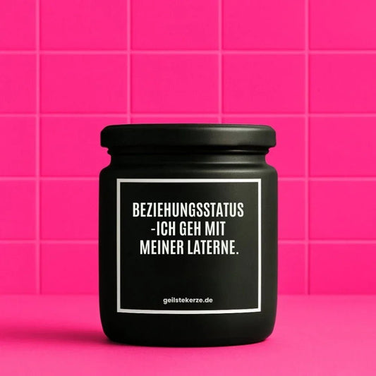 Vegane Bio-Kerze mit Spruch – BEZIEHUNGSSTATUS -ICH GEH MIT MEINER LATERNE.