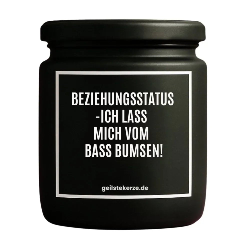 Vegane Bio-Kerze mit Spruch – BEZIEHUNGSSTATUS -ICH LASS MICH VOM BASS BUMSEN!