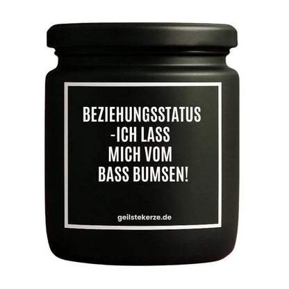 Duftkerze mit Spruch von geilstekerze ist der neue Geschenketrend. Diese witzige Kerze Vegane Bio-Kerze mit Spruch – BEZIEHUNGSSTATUS -ICH LASS MICH VOM BASS BUMSEN! brennt mega lange sagenhafte 80 Stunde, hochwertige ätherische Öle schaffen beste Duftverteilung. Mit 1400 lustigen Sprüchen perfekt zum Verschenken. Handgemacht in Deutschland von geilstekerze.shop -Die beste Duftkerze die du kaufen kannst.