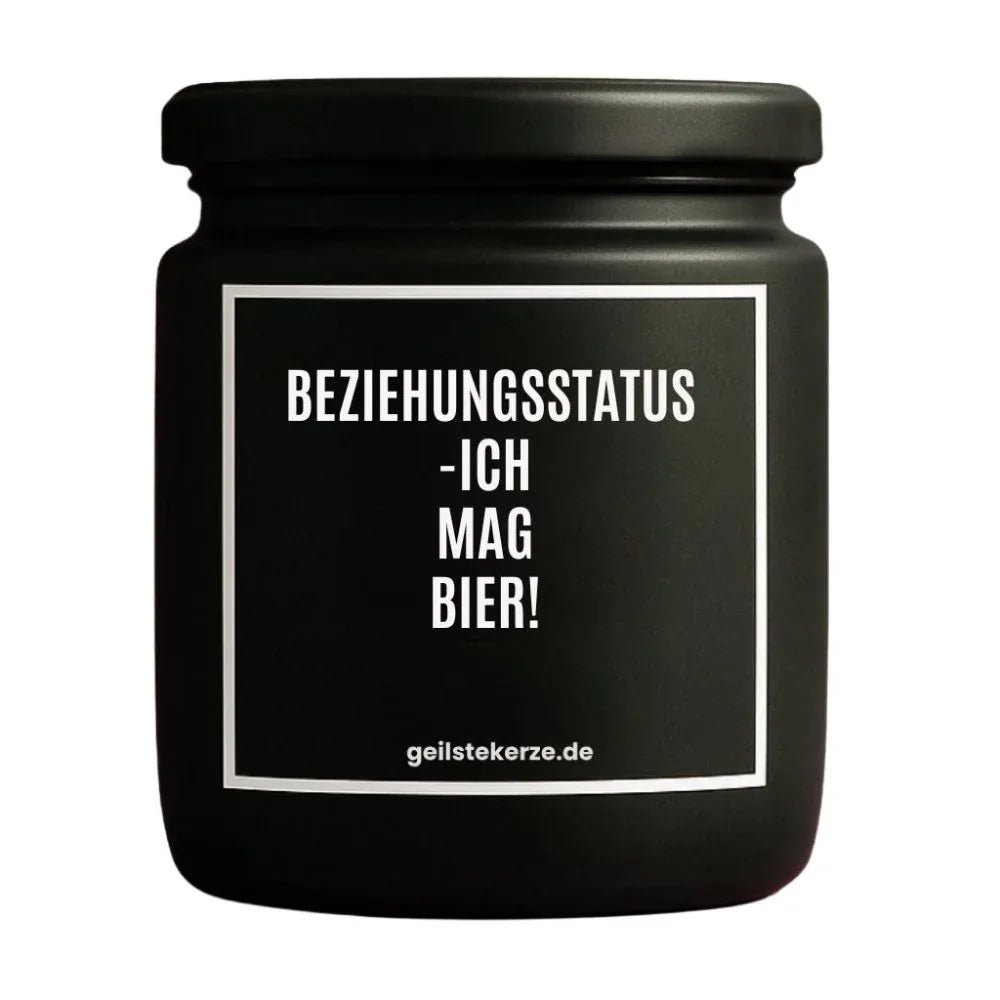 Duftkerze mit Spruch von geilstekerze ist der neue Geschenketrend. Diese witzige Kerze Vegane Bio-Kerze mit Spruch – BEZIEHUNGSSTATUS -ICH MAG BIER! brennt mega lange sagenhafte 80 Stunde, hochwertige ätherische Öle schaffen beste Duftverteilung. Mit 1400 lustigen Sprüchen perfekt zum Verschenken. Handgemacht in Deutschland von geilstekerze.shop -Die beste Duftkerze die du kaufen kannst.