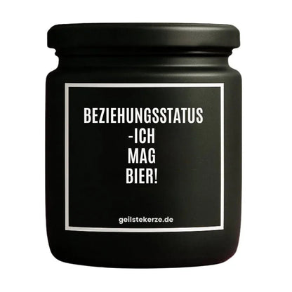 Duftkerze mit Spruch von geilstekerze ist der neue Geschenketrend. Diese witzige Kerze Vegane Bio-Kerze mit Spruch – BEZIEHUNGSSTATUS -ICH MAG BIER! brennt mega lange sagenhafte 80 Stunde, hochwertige ätherische Öle schaffen beste Duftverteilung. Mit 1400 lustigen Sprüchen perfekt zum Verschenken. Handgemacht in Deutschland von geilstekerze.shop -Die beste Duftkerze die du kaufen kannst.