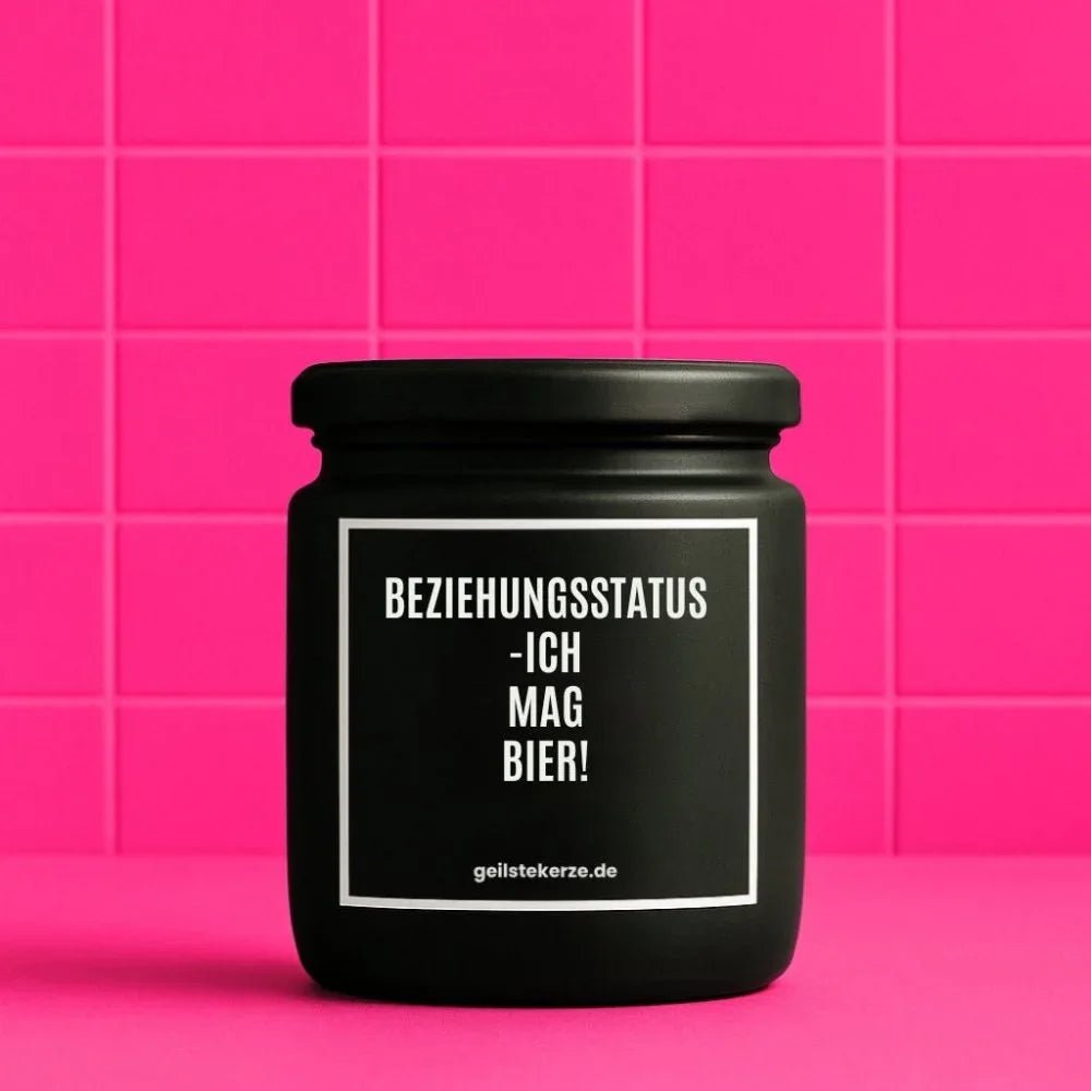 Duftkerze mit Spruch von geilstekerze ist der neue Geschenketrend. Diese witzige Kerze Vegane Bio-Kerze mit Spruch – BEZIEHUNGSSTATUS -ICH MAG BIER! brennt mega lange sagenhafte 80 Stunde, hochwertige ätherische Öle schaffen beste Duftverteilung. Mit 1400 lustigen Sprüchen perfekt zum Verschenken. Handgemacht in Deutschland von geilstekerze.shop -Die beste Duftkerze die du kaufen kannst.