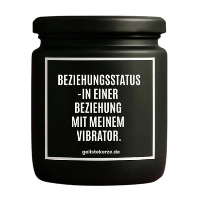 Duftkerze mit Spruch von geilstekerze ist der neue Geschenketrend. Diese witzige Kerze Vegane Bio-Kerze mit Spruch – BEZIEHUNGSSTATUS -IN EINER BEZIEHUNG MIT MEINEM VIBRATOR brennt mega lange sagenhafte 80 Stunde, hochwertige ätherische Öle schaffen beste Duftverteilung. Mit 1400 lustigen Sprüchen perfekt zum Verschenken. Handgemacht in Deutschland von geilstekerze.shop -Die beste Duftkerze die du kaufen kannst.