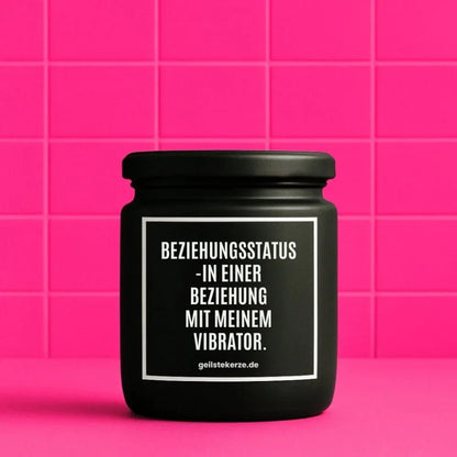 Duftkerze mit Spruch von geilstekerze ist der neue Geschenketrend. Diese witzige Kerze Vegane Bio-Kerze mit Spruch – BEZIEHUNGSSTATUS -IN EINER BEZIEHUNG MIT MEINEM VIBRATOR brennt mega lange sagenhafte 80 Stunde, hochwertige ätherische Öle schaffen beste Duftverteilung. Mit 1400 lustigen Sprüchen perfekt zum Verschenken. Handgemacht in Deutschland von geilstekerze.shop -Die beste Duftkerze die du kaufen kannst.