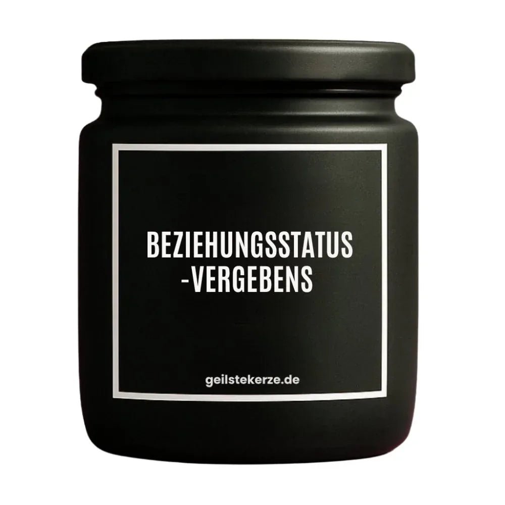 Duftkerze mit Spruch von geilstekerze ist der neue Geschenketrend. Diese witzige Kerze Vegane Bio-Kerze mit Spruch – BEZIEHUNGSSTATUS -VERGEBENS brennt mega lange sagenhafte 80 Stunde, hochwertige ätherische Öle schaffen beste Duftverteilung. Mit 1400 lustigen Sprüchen perfekt zum Verschenken. Handgemacht in Deutschland von geilstekerze.shop -Die beste Duftkerze die du kaufen kannst.