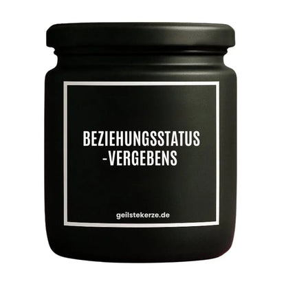 Duftkerze mit Spruch von geilstekerze ist der neue Geschenketrend. Diese witzige Kerze Vegane Bio-Kerze mit Spruch – BEZIEHUNGSSTATUS -VERGEBENS brennt mega lange sagenhafte 80 Stunde, hochwertige ätherische Öle schaffen beste Duftverteilung. Mit 1400 lustigen Sprüchen perfekt zum Verschenken. Handgemacht in Deutschland von geilstekerze.shop -Die beste Duftkerze die du kaufen kannst.