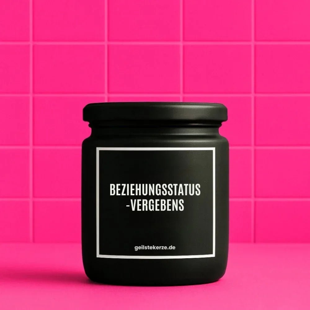 Vegane Bio-Kerze mit Spruch – BEZIEHUNGSSTATUS -VERGEBENS