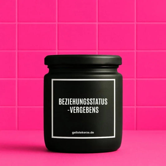 Vegane Bio-Kerze mit Spruch – BEZIEHUNGSSTATUS -VERGEBENS