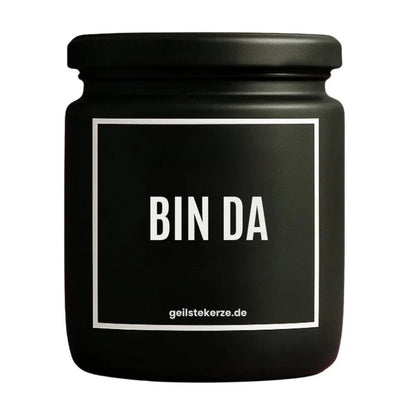 Duftkerze mit Spruch von geilstekerze ist der neue Geschenketrend. Diese witzige Kerze Vegane Bio-Kerze mit Spruch – BIN DA brennt mega lange sagenhafte 80 Stunde, hochwertige ätherische Öle schaffen beste Duftverteilung. Mit 1400 lustigen Sprüchen perfekt zum Verschenken. Handgemacht in Deutschland von geilstekerze.shop -Die beste Duftkerze die du kaufen kannst.