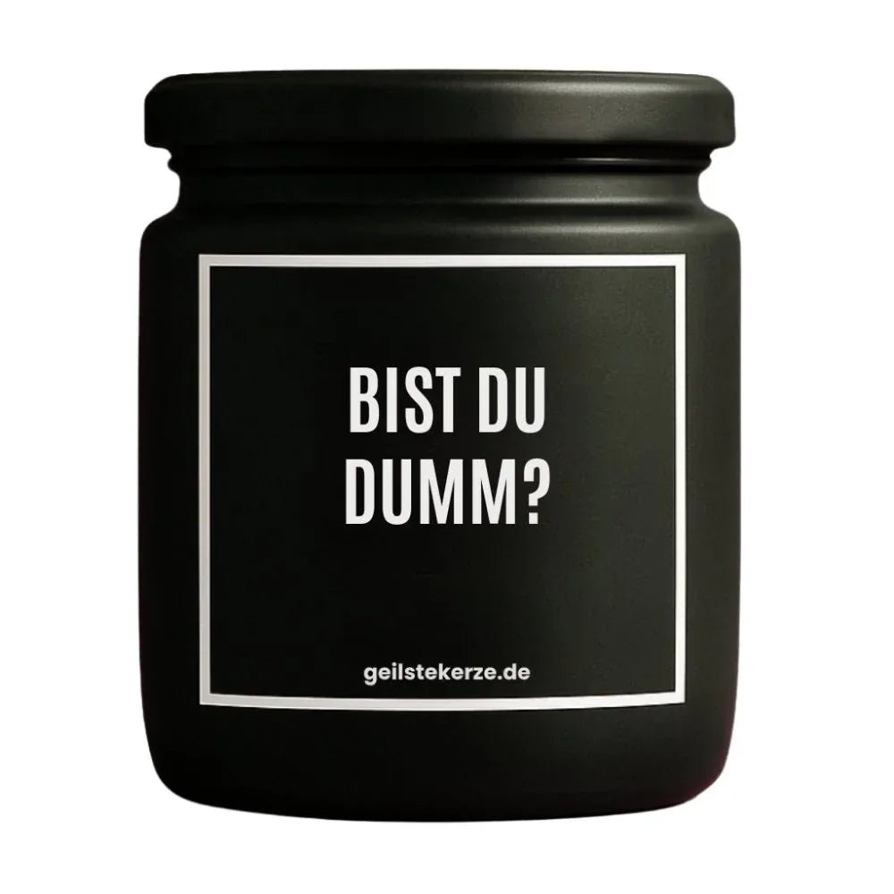Duftkerze mit Spruch von geilstekerze ist der neue Geschenketrend. Diese witzige Kerze Vegane Bio-Kerze mit Spruch – BIST DU DUMM? brennt mega lange sagenhafte 80 Stunde, hochwertige ätherische Öle schaffen beste Duftverteilung. Mit 1400 lustigen Sprüchen perfekt zum Verschenken. Handgemacht in Deutschland von geilstekerze.shop -Die beste Duftkerze die du kaufen kannst.