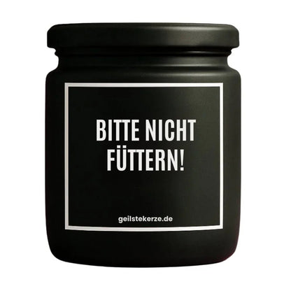 Duftkerze mit Spruch von geilstekerze ist der neue Geschenketrend. Diese witzige Kerze Vegane Bio-Kerze mit Spruch – BITTE NICHT FÜTTERN! brennt mega lange sagenhafte 80 Stunde, hochwertige ätherische Öle schaffen beste Duftverteilung. Mit 1400 lustigen Sprüchen perfekt zum Verschenken. Handgemacht in Deutschland von geilstekerze.shop -Die beste Duftkerze die du kaufen kannst.