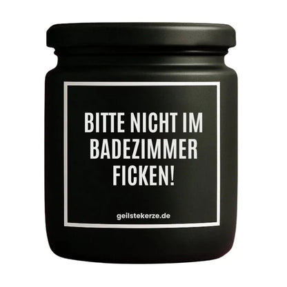 Duftkerze mit Spruch von geilstekerze ist der neue Geschenketrend. Diese witzige Kerze Vegane Bio-Kerze mit Spruch – BITTE NICHT IM BADEZIMMER FICKEN! brennt mega lange sagenhafte 80 Stunde, hochwertige ätherische Öle schaffen beste Duftverteilung. Mit 1400 lustigen Sprüchen perfekt zum Verschenken. Handgemacht in Deutschland von geilstekerze.shop -Die beste Duftkerze die du kaufen kannst.