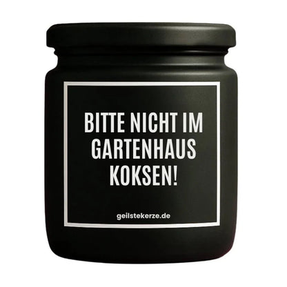 Duftkerze mit Spruch von geilstekerze ist der neue Geschenketrend. Diese witzige Kerze Vegane Bio-Kerze mit Spruch – BITTE NICHT IM GARTENHAUS KOKSEN! brennt mega lange sagenhafte 80 Stunde, hochwertige ätherische Öle schaffen beste Duftverteilung. Mit 1400 lustigen Sprüchen perfekt zum Verschenken. Handgemacht in Deutschland von geilstekerze.shop -Die beste Duftkerze die du kaufen kannst.