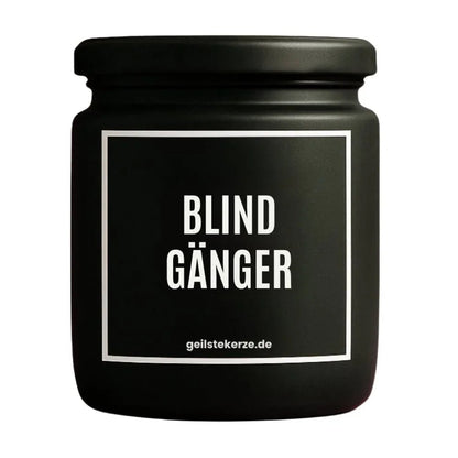 Duftkerze mit Spruch von geilstekerze ist der neue Geschenketrend. Diese witzige Kerze Vegane Bio-Kerze mit Spruch – BLINDGÄNGER brennt mega lange sagenhafte 80 Stunde, hochwertige ätherische Öle schaffen beste Duftverteilung. Mit 1400 lustigen Sprüchen perfekt zum Verschenken. Handgemacht in Deutschland von geilstekerze.shop -Die beste Duftkerze die du kaufen kannst.